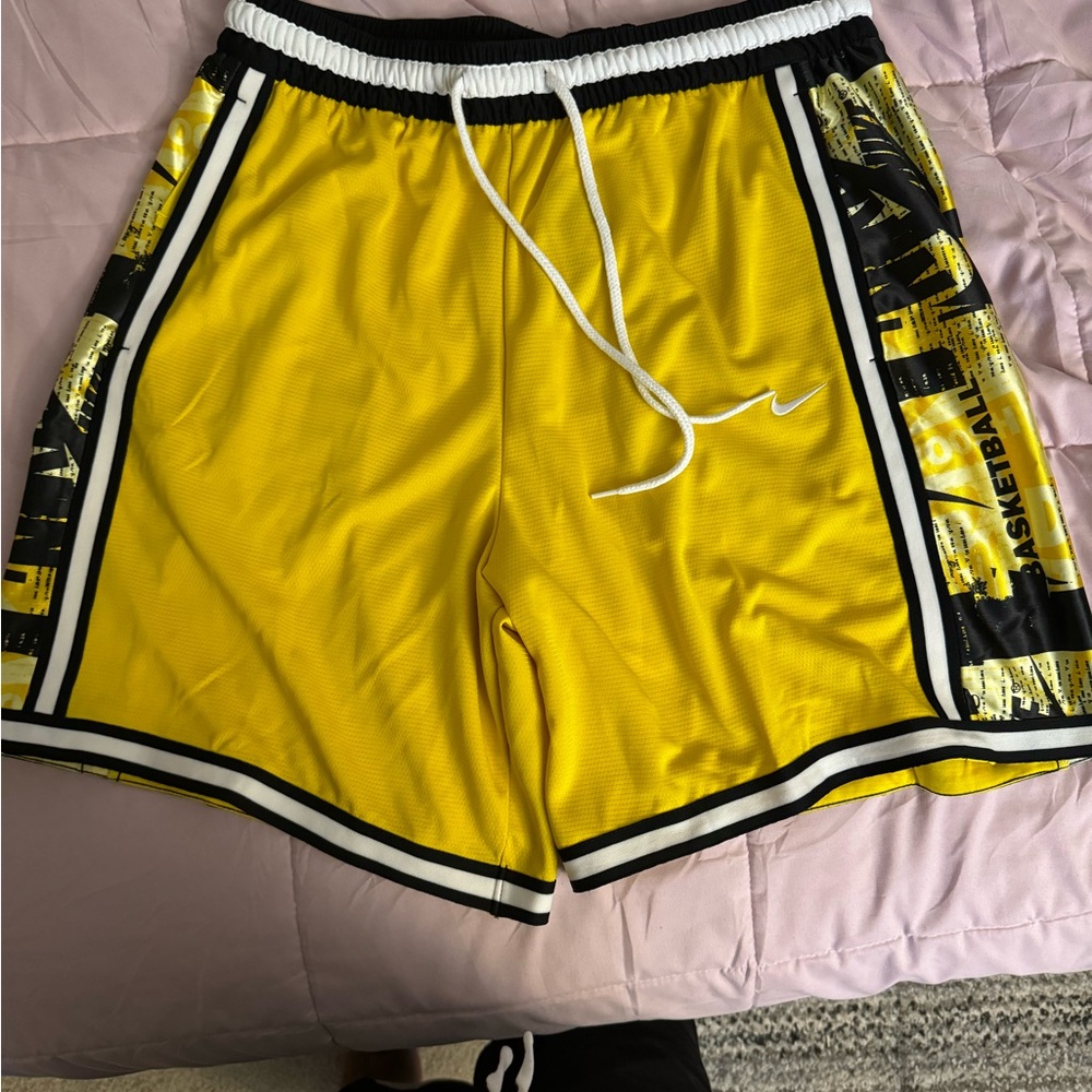 New‼️Nike DNA Basketball Logo Shorts, Size XL, Yellow/Black, DV9478-735